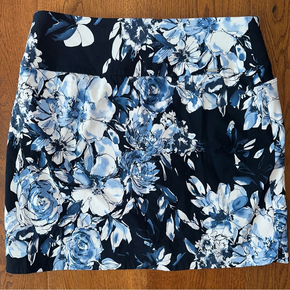 S.C.&Co. Blue Floral Pull-on Skort L Stretchy Lined Pockets Golf Tennis NWOT - Picture 3 of 6